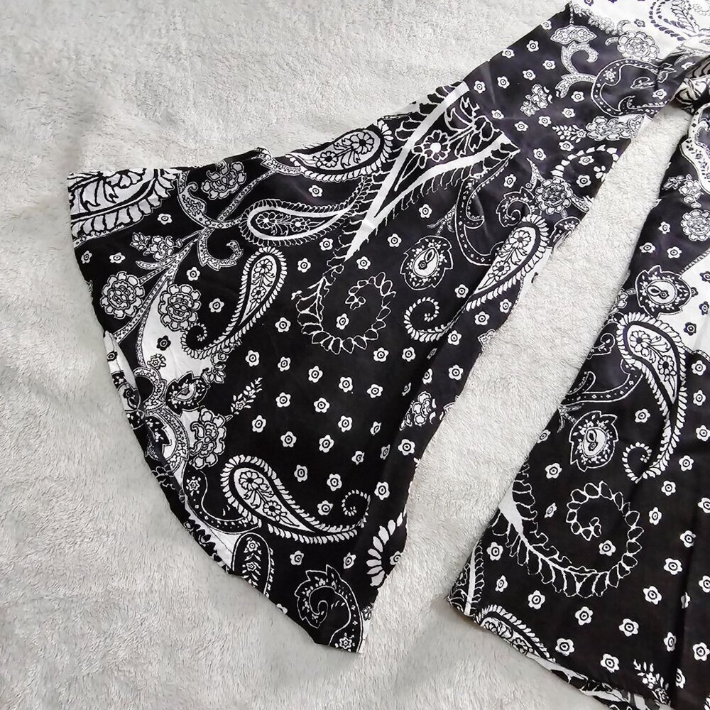 Express ✦ Paisley Bell Sleeve Blouse ✦ Black White Keyhole Back XS EUC - Picture 4 of 12